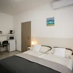 招待所 Omni Vendeghaz